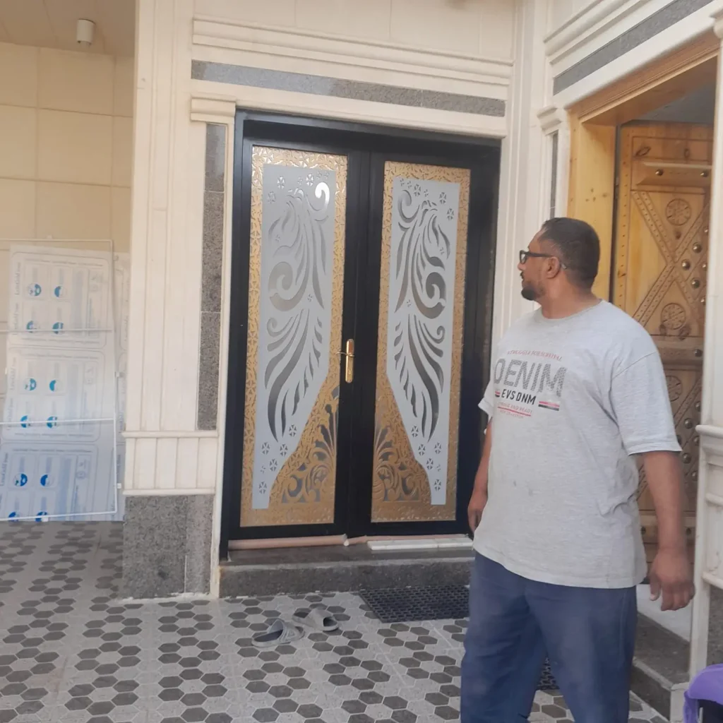 معلم تركيب أبواب حديد في الرياض