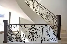 فني تثبيت درابزين محترف في الرياض