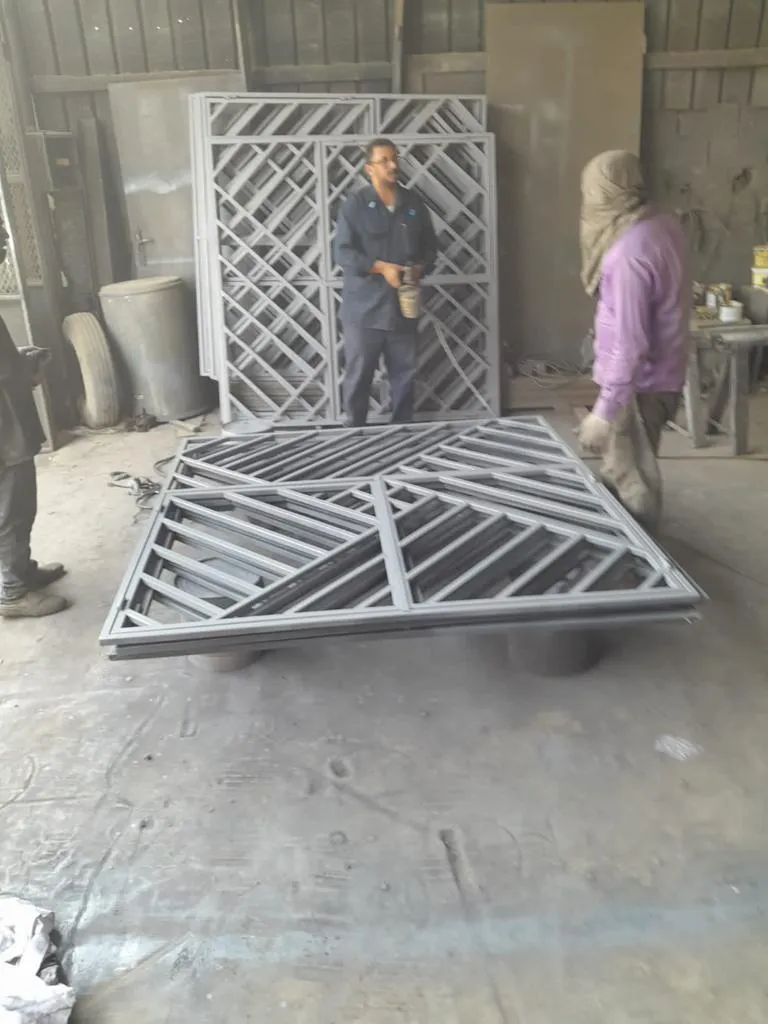 أعمال داخل الورشة