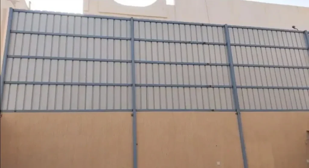 فني وحداد تركيب سواتر حديد في الرياض